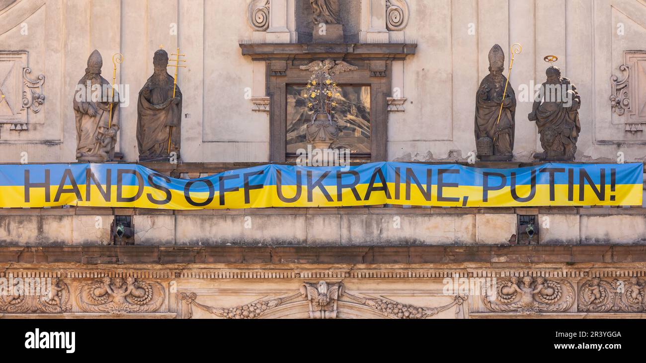 PRAGA, REPUBBLICA CECA - banner anti Putin a sostegno dell'Ucraina, sulla costruzione nella Città Vecchia. Consegna Putin all’Ucraina. Foto Stock