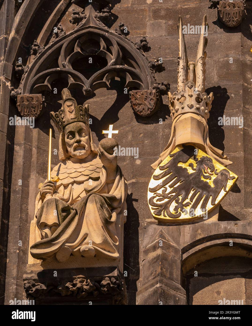 PRAGA, REPUBBLICA CECA - particolare delle statue sulla Torre del Ponte della Città Vecchia, al Ponte Carlo. Foto Stock