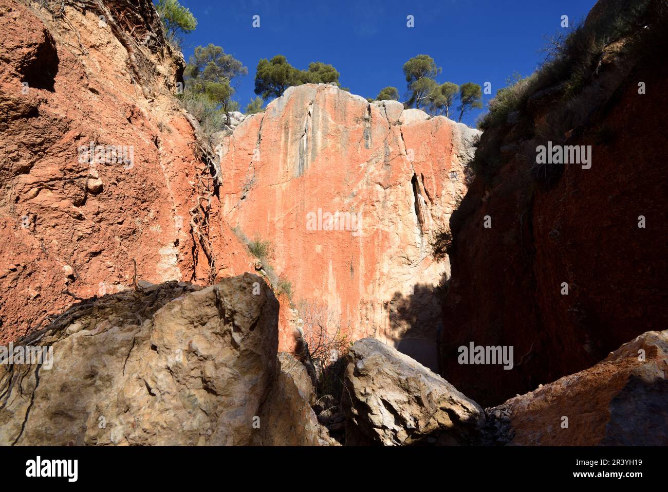 Abbandonata cava di marmo a Vallon du Marbre, o Marble Valley, Montagne Sainte-Victoire Mountain & Nature Reserve Provence Francia Foto Stock