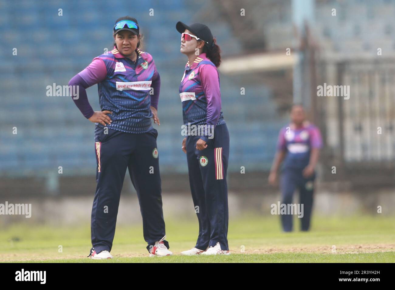 Rupali Bank Kira Parishad allrounder Shatira Jakir Jessy e il capitano Nigar Sultana Joty durante la prima Divisione Dhaka Women’s Cricket League 202 Foto Stock
