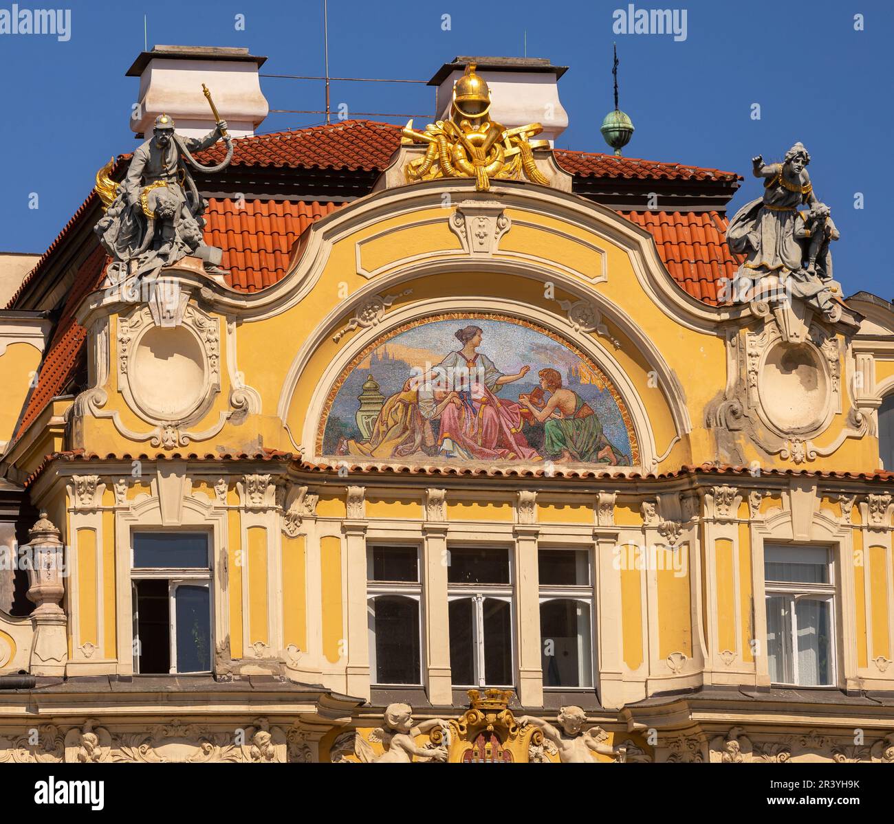 PIAZZA DELLA CITTÀ VECCHIA, PRAGA, REPUBBLICA CECA, EUROPA - l'architettura del lato nord della Piazza della città vecchia. Foto Stock