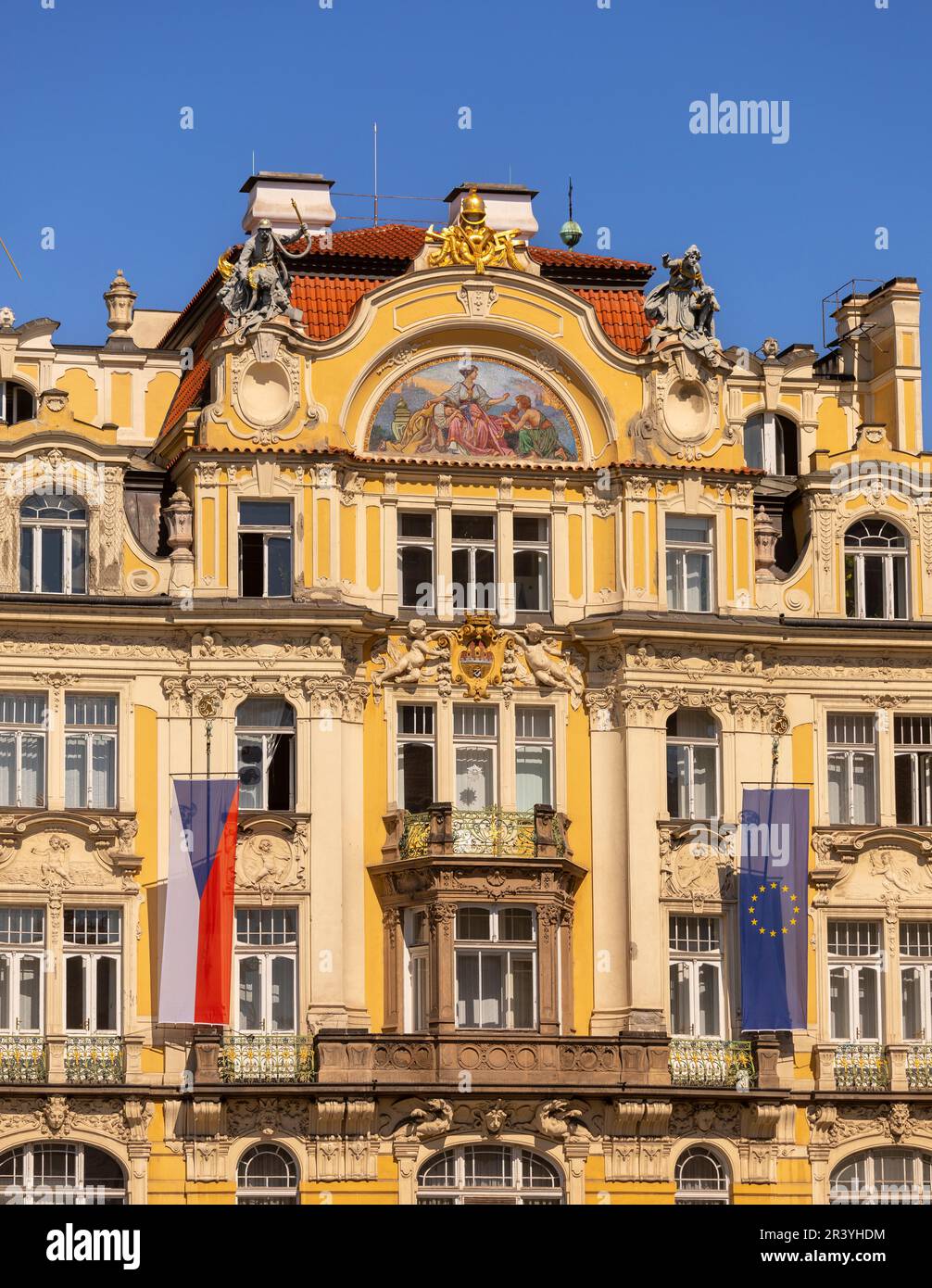 PIAZZA DELLA CITTÀ VECCHIA, PRAGA, REPUBBLICA CECA, EUROPA - l'architettura del lato nord della Piazza della città vecchia. Foto Stock