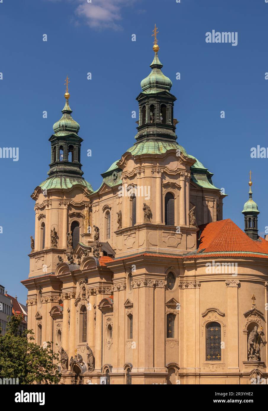 PIAZZA DELLA CITTÀ VECCHIA, PRAGA, REPUBBLICA CECA, EUROPA - ST Chiesa di Nicola. Foto Stock