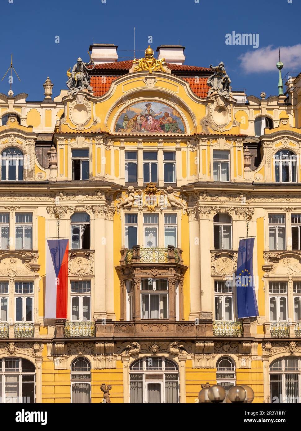 PIAZZA DELLA CITTÀ VECCHIA, PRAGA, REPUBBLICA CECA, EUROPA - l'architettura del lato nord della Piazza della città vecchia. Foto Stock