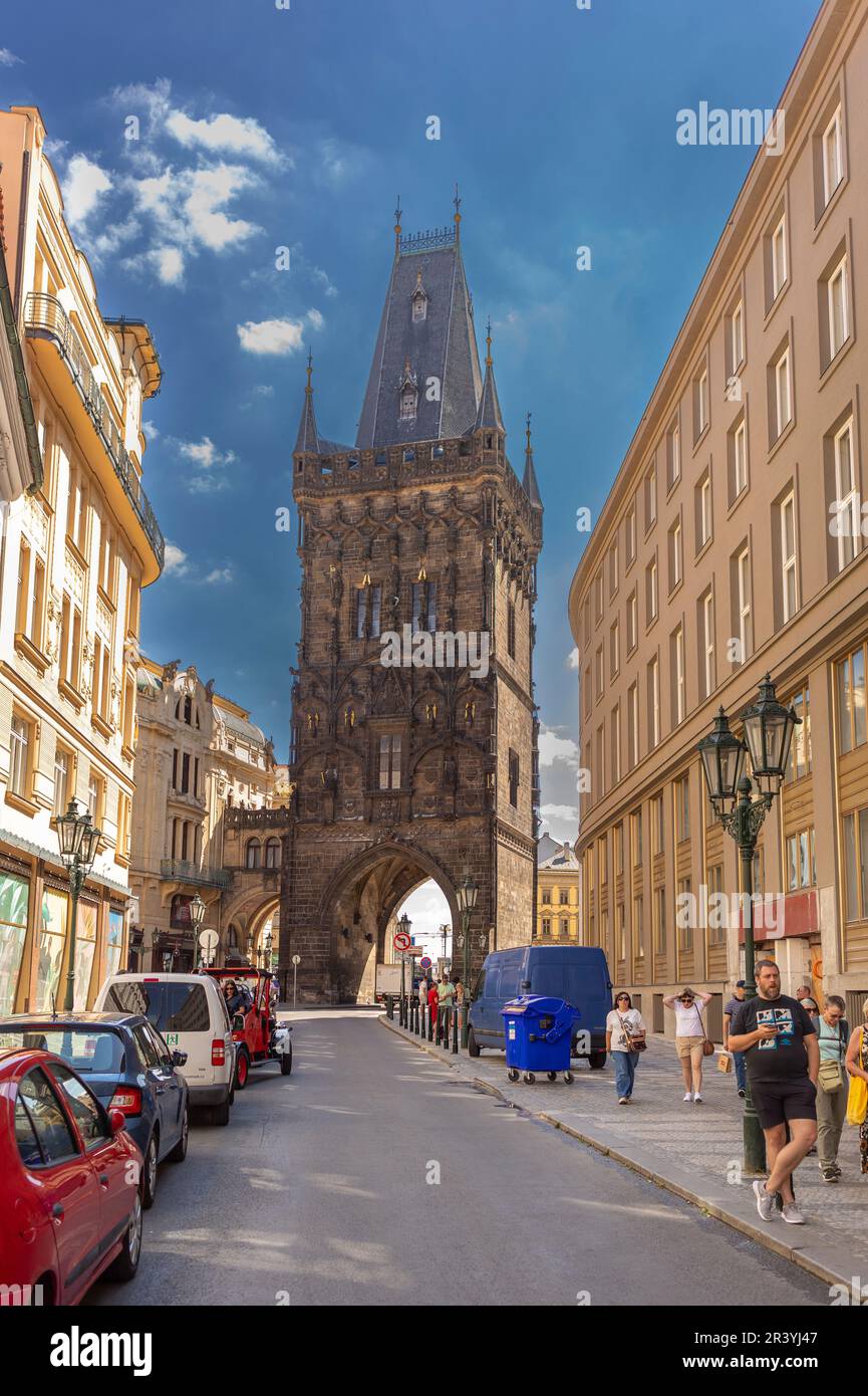 PRAGA, REPUBBLICA CECA - Torre delle polveri, una torre gotica porta della città nella Città Vecchia. Foto Stock