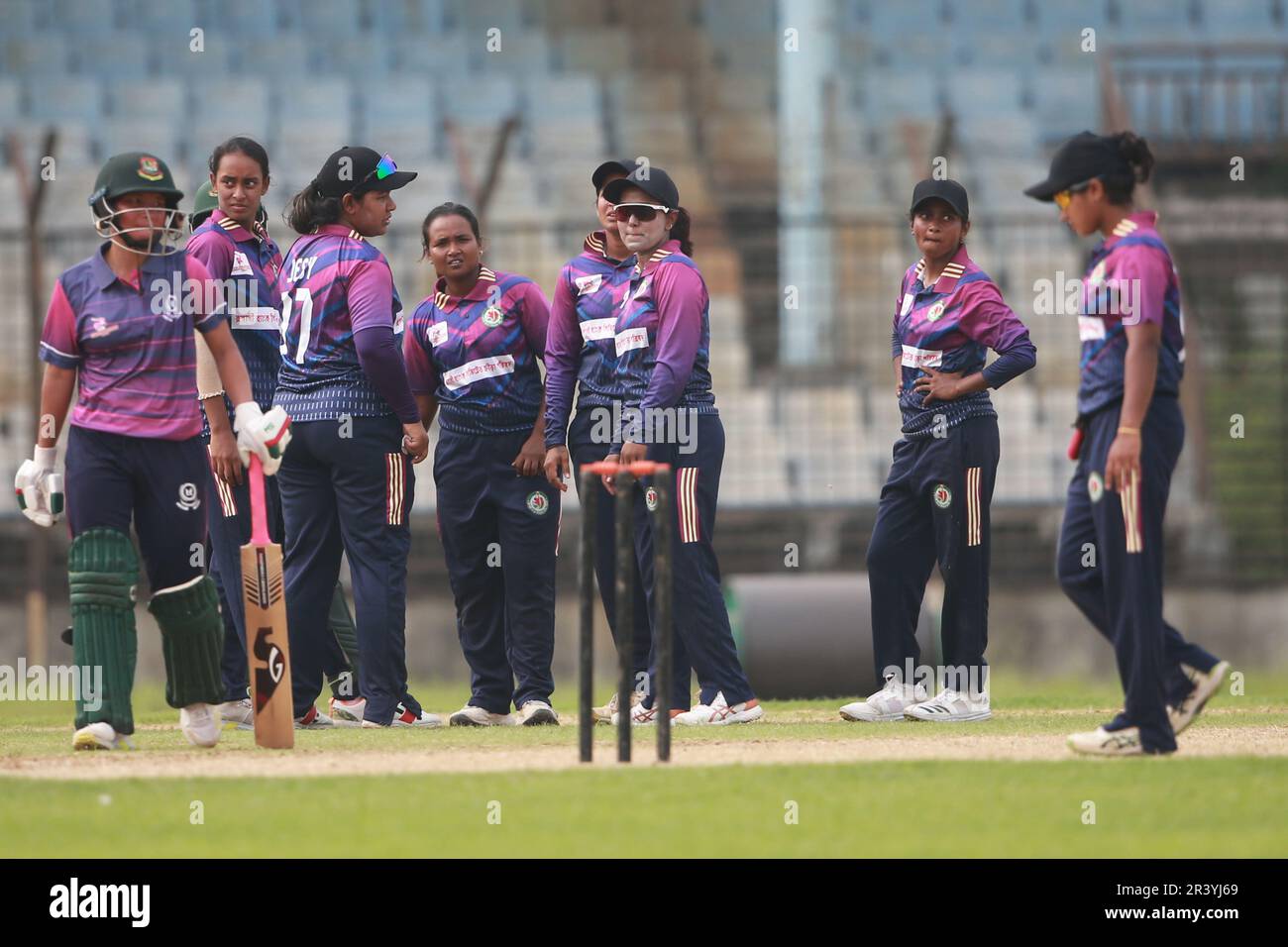 Rupali Bank Kira Parishad Ashrafi festeggia insieme i compagni di squadra contro il Gulshan Youth Club nella Dhaka Premier Division Women’s Cricket League 2022-23 Foto Stock