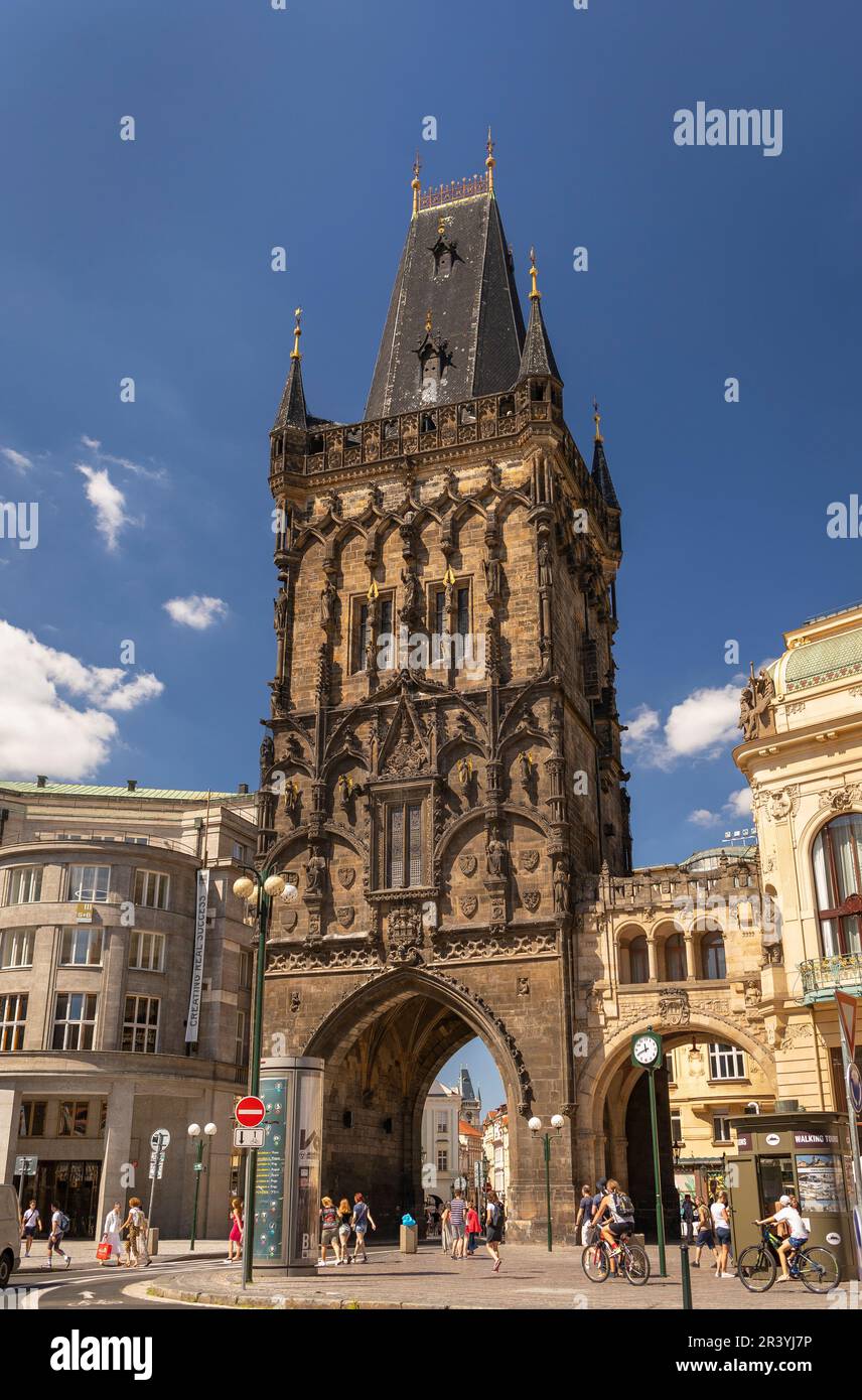 PRAGA, REPUBBLICA CECA - Torre delle polveri, una torre gotica porta della città nella Città Vecchia. Foto Stock