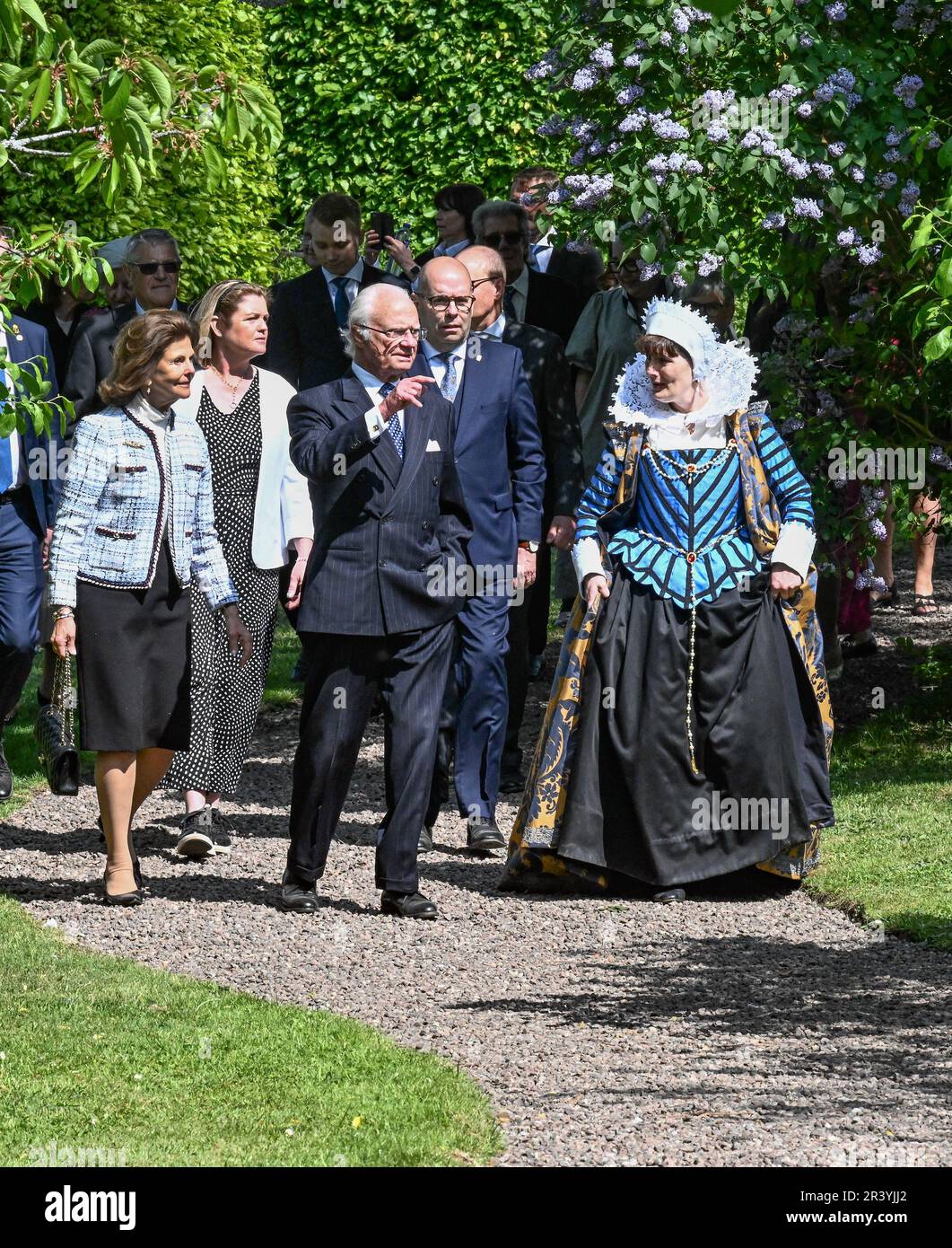 Linkoping, Svezia. 25th maggio, 2023. Il re svedese Carl XVI Gustaf e la regina Silvia durante un tour del giardino al castello di Linköping a Linköping, Svezia, il 25 maggio 2023, durante la visita reale alla contea di Ostergotland per celebrare il giubileo del 50th del re HM. Foto: Jonas Ekströmer/TT/code 10030 Credit: TT News Agency/Alamy Live News Foto Stock