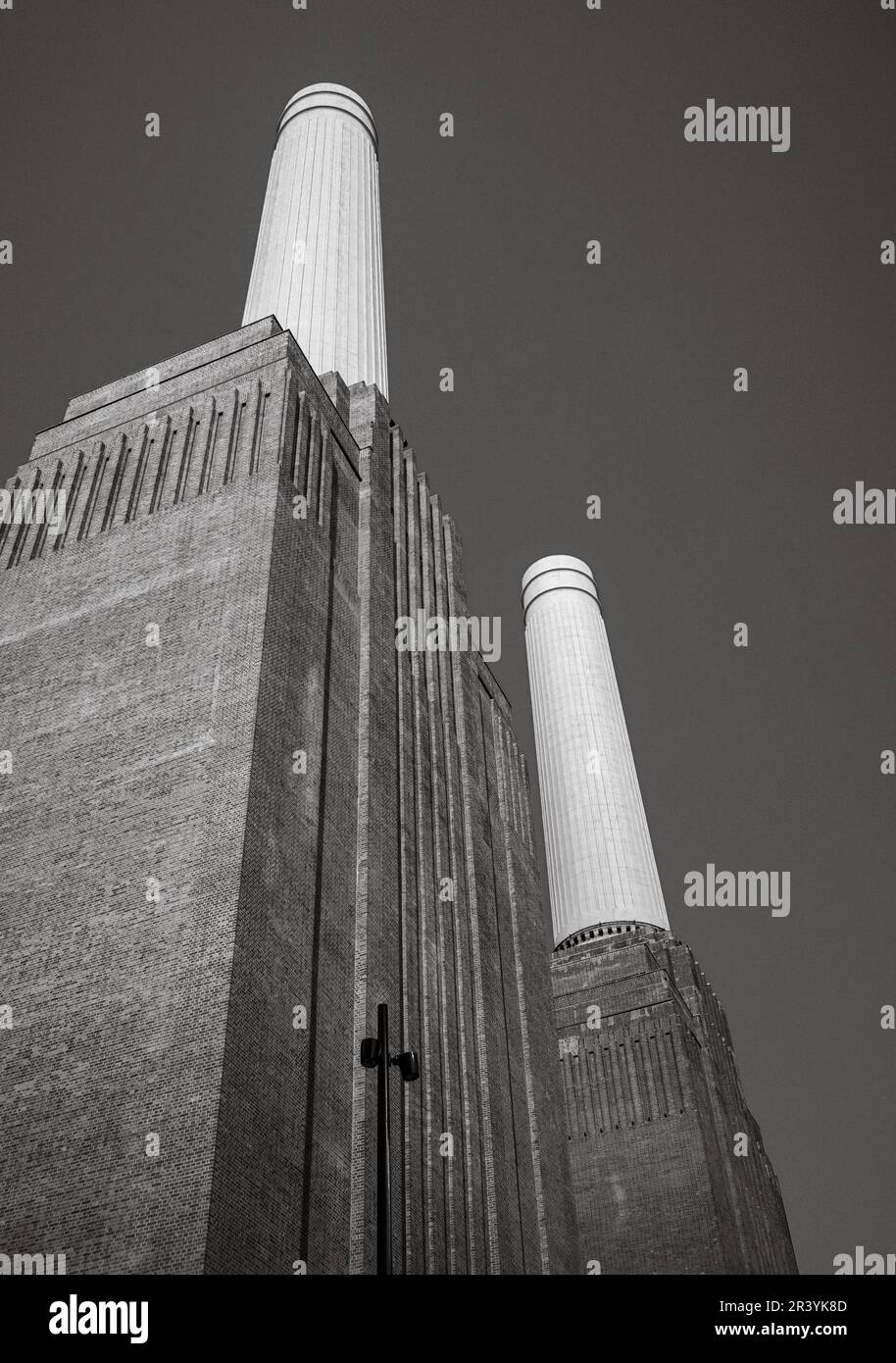 Guardando l'iconica centrale elettrica di Battersea, Londra, Regno Unito, una centrale elettrica a carbone di grado II smantellata, originariamente commissionata nel 19 Foto Stock