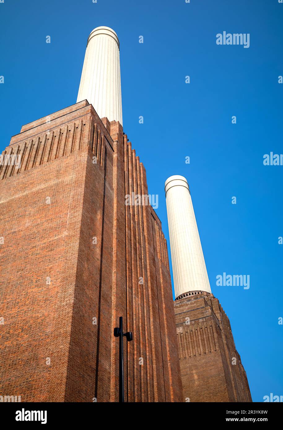 Guardando l'iconica centrale elettrica di Battersea, Londra, Regno Unito, una centrale elettrica a carbone di grado II smantellata, originariamente commissionata nel 19 Foto Stock
