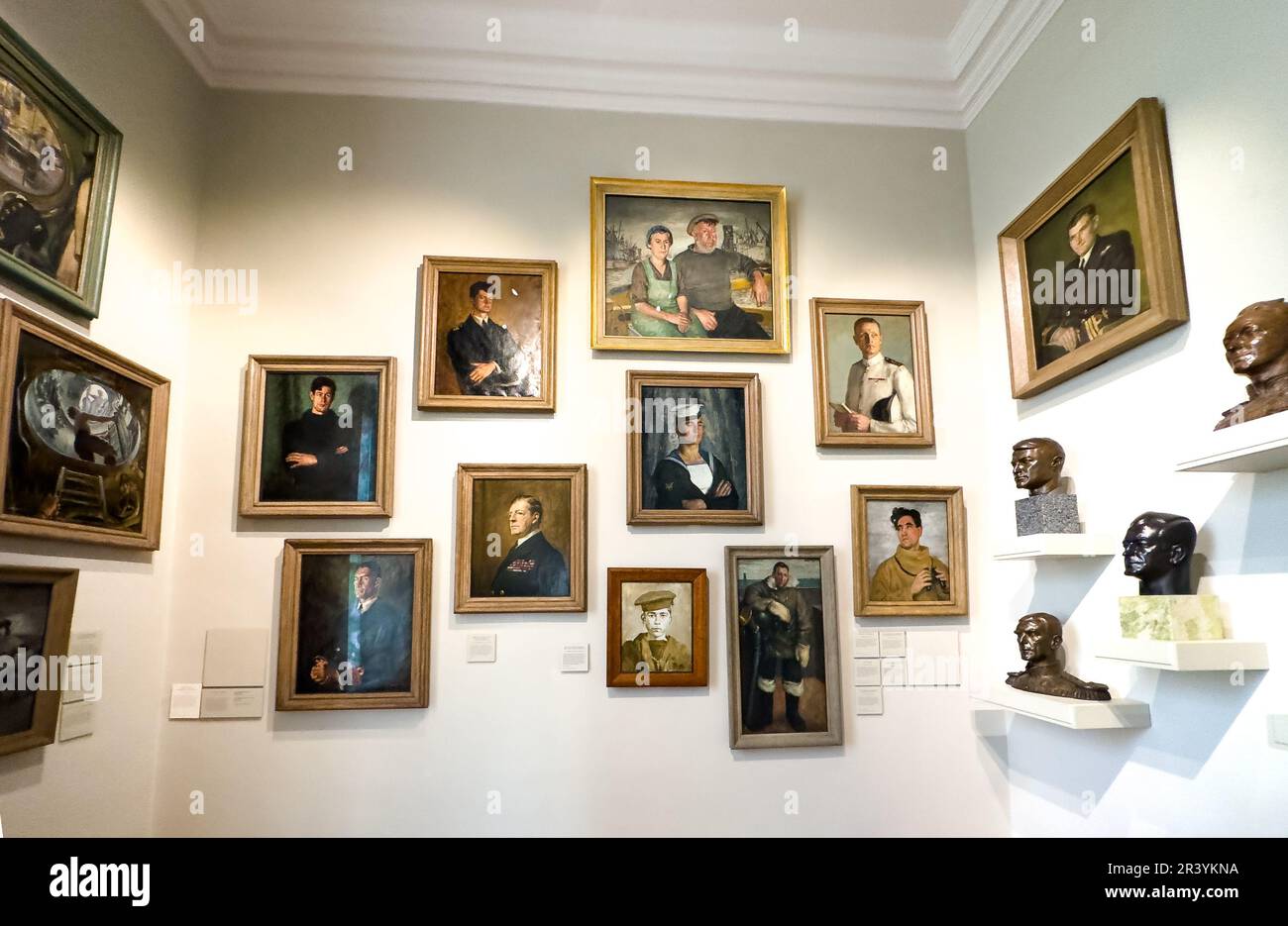 Ritratti di marinai, Queen's House Museum, Greenwich, Londra, Regno Unito. Una selezione di ritratti del 20th ° secolo di marinai e marinai. Foto Stock