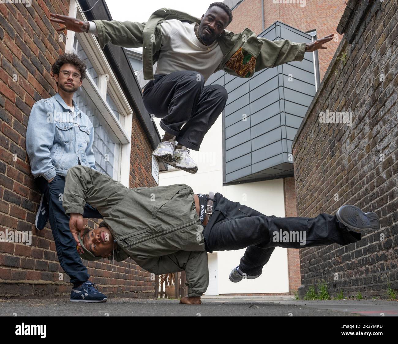 Sadler's Wells, Londra, Regno Unito. 25th maggio, 2023. Stunt photocall per Breakin' Convention presenta: Il Ruggeds state Shift a Sadler's Wells. Gli artisti più innovativi che lavorano oggi nell'hip hop, Breakin' Convention presenta il campione del mondo Breaking Netherlands Based Collective The Ruggeds al Sadler's Wells Theatre con la prima britannica di state Shift venerdì 26 e sabato 27 maggio. Lo state Shift è una serata intima di due pezzi del collettivo di danza olandese, entrambi coreografati da Roy Overdijk. Credit: Malcolm Park/Alamy Live News Foto Stock