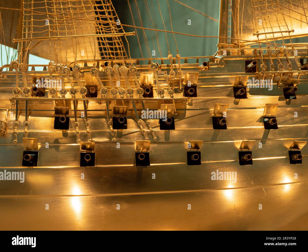 Modello di una vecchia nave con pistole di artiglieria. Vecchia nave militare. Foto Stock