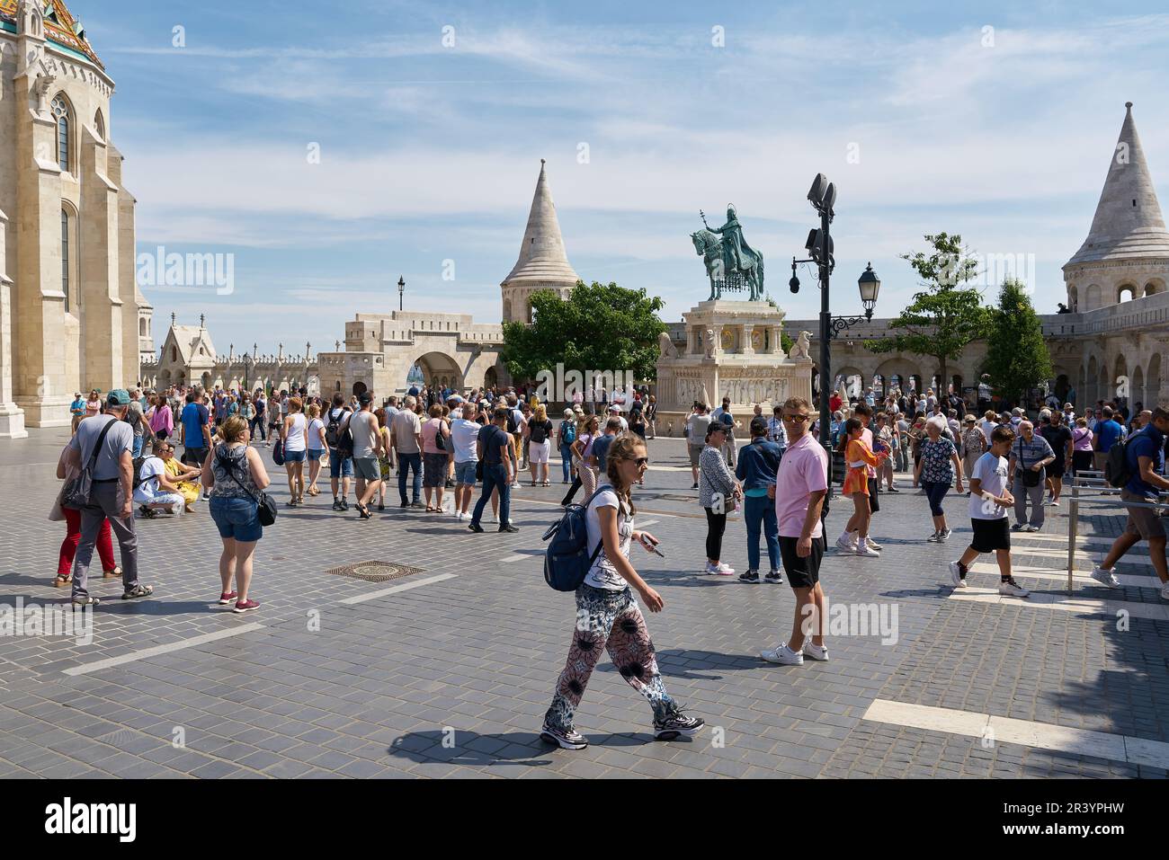 Turisti da tutto il mondo in Piazza della Trinità a Budapest con il Bastione dei pescatori Foto Stock