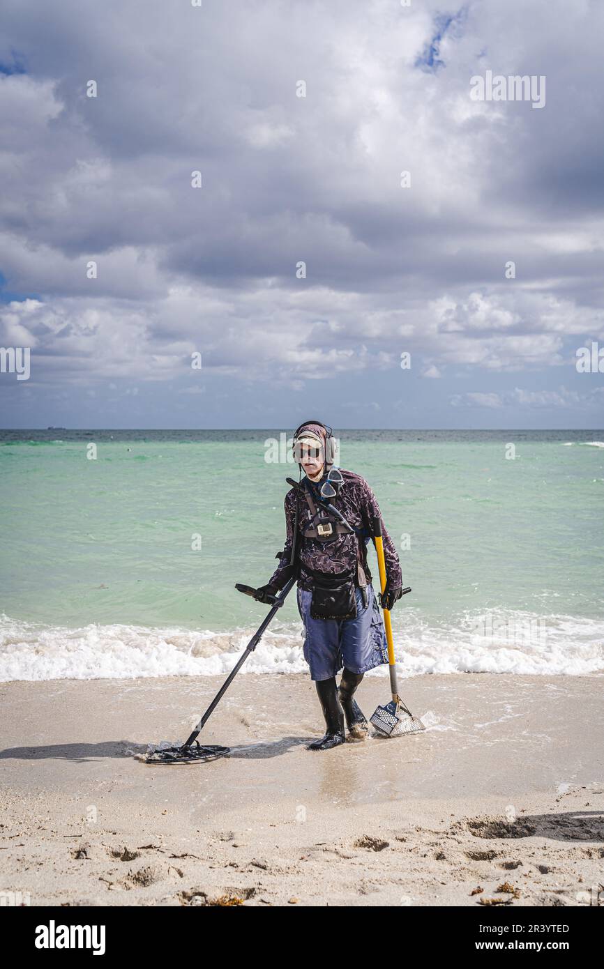 Miami Beach, USA - 4 dicembre 2022. Vista di un uomo che cerca oggetti metallici sulla riva di Miami Beach Foto Stock