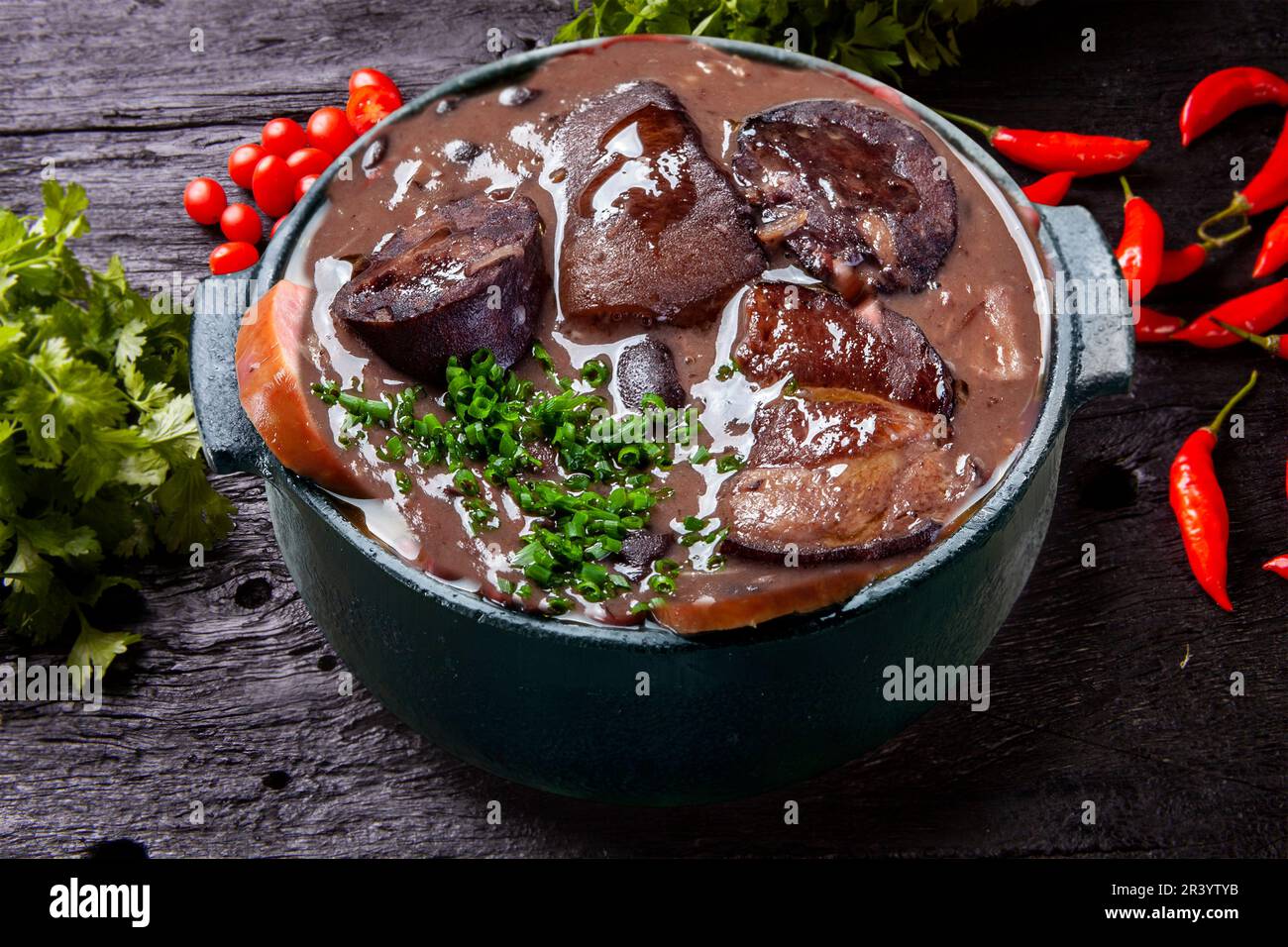 Tradizionale cibo brasiliano chiamato feijoada. Fagioli neri con maiale Foto Stock