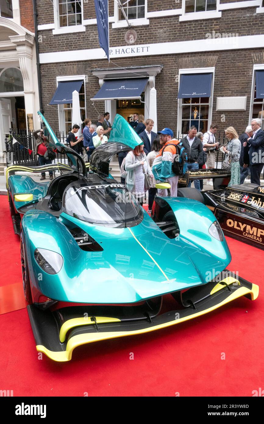 2023 Aston Martin Valkyrie AMR Pro al Concours sulla Savile Row 2023. Auto classica concours sulla famosa strada per la sartoria a Londra UK Foto Stock