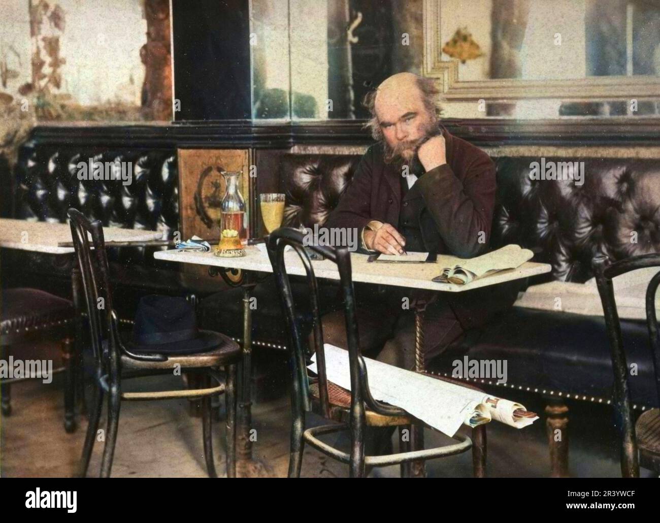 Paul Verlaine dans un café a Paris photo de Paul Dornac 1892. foto colorié ultérieuement Foto Stock