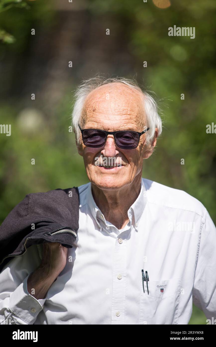 Michael Frayn, drammaturgo e romanziere cammina nel giardino di Charleston House dopo aver tenuto il suo discorso al Charleston Festival 2023.. Scrittore del gioco Copenhagen, e romanzi Headlong e Spies. Foto Stock