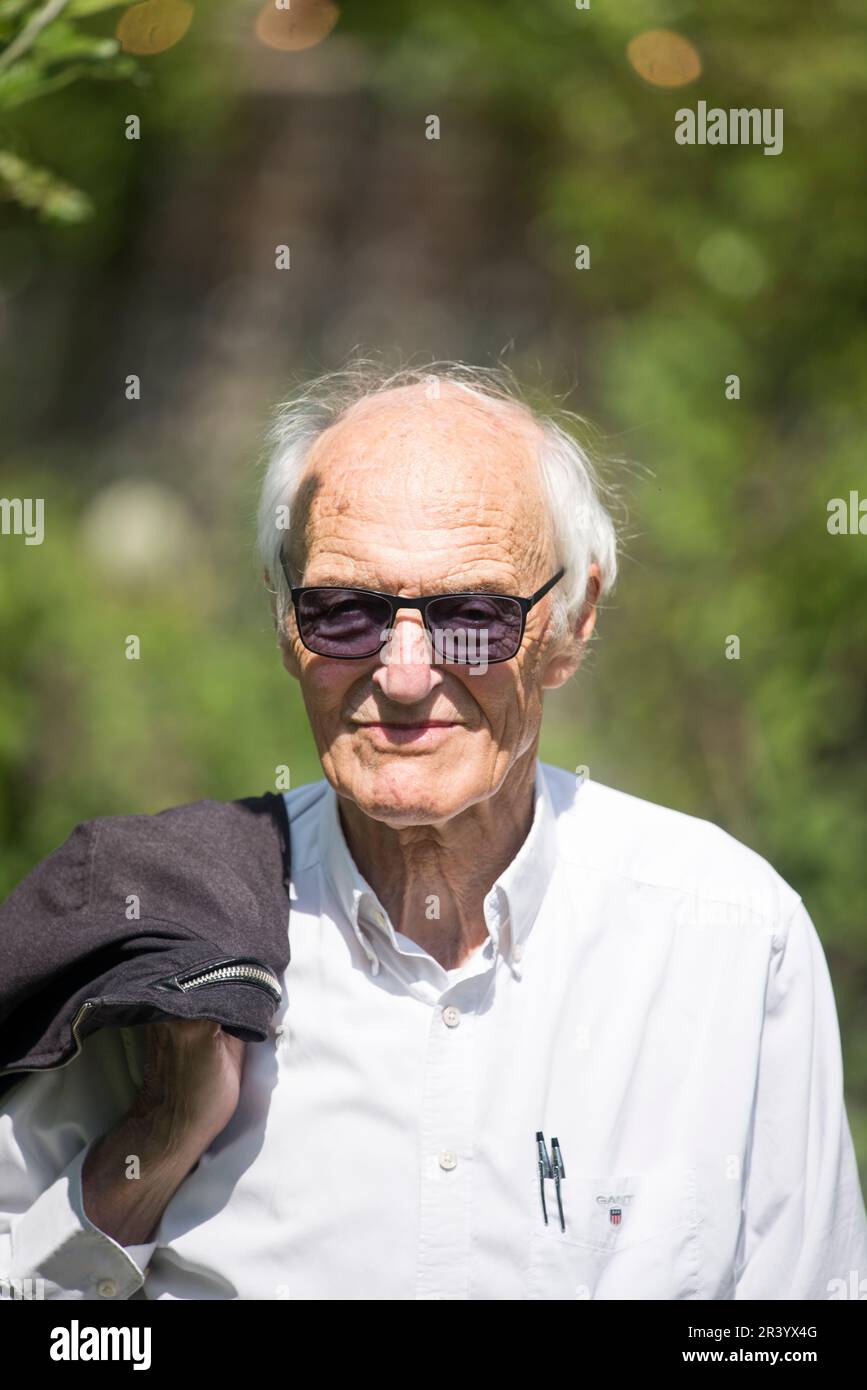 Michael Frayn, drammaturgo e romanziere cammina nel giardino della casa di Charleston dopo aver tenuto il suo discorso al Charleston Festival 2023. Scrittore del gioco Copenhagen, e romanzi Headlong e Spies. Foto Stock