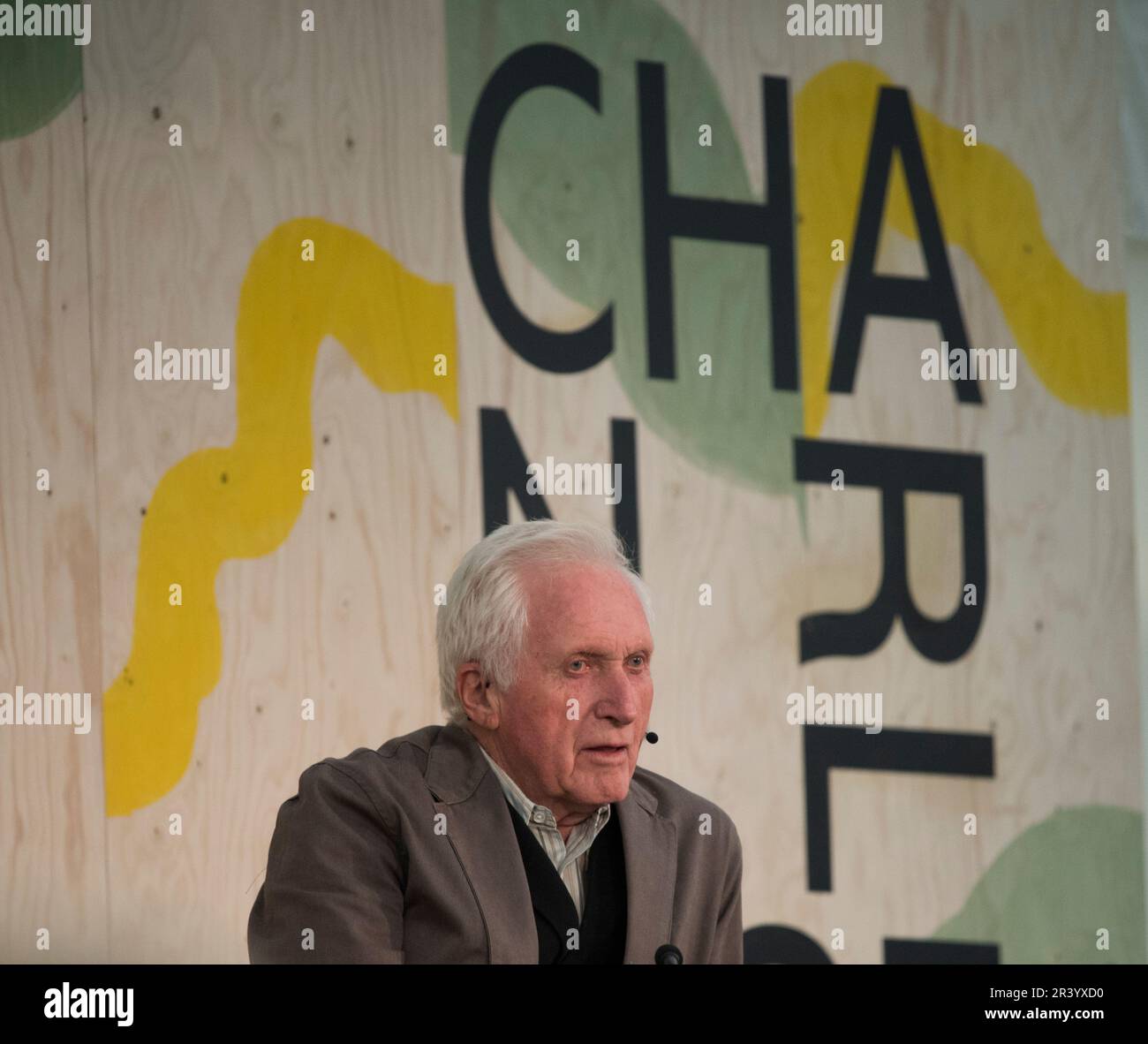 David Dimbleby, veterano della BBC trasmette un discorso al festival di Charleston chiamato 'Keep Talking: A Broadcasting Life' il titolo del suo memoro. Foto Stock