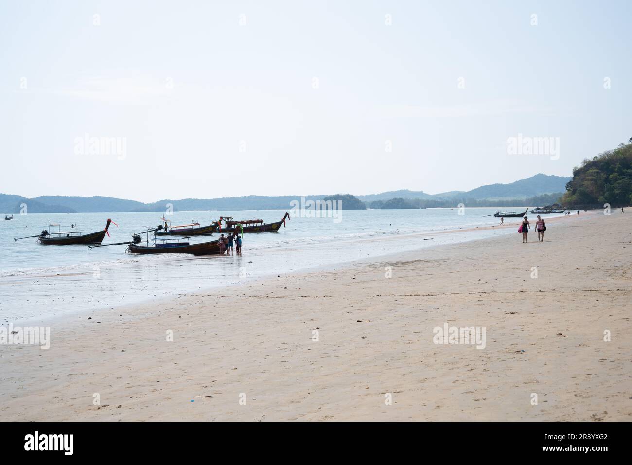 La spiaggia di Ao Nang e' il porto principale di Krabi con la famosa spiaggia di Railay a soli 15 minuti di distanza in barca dalla coda lunga Foto Stock