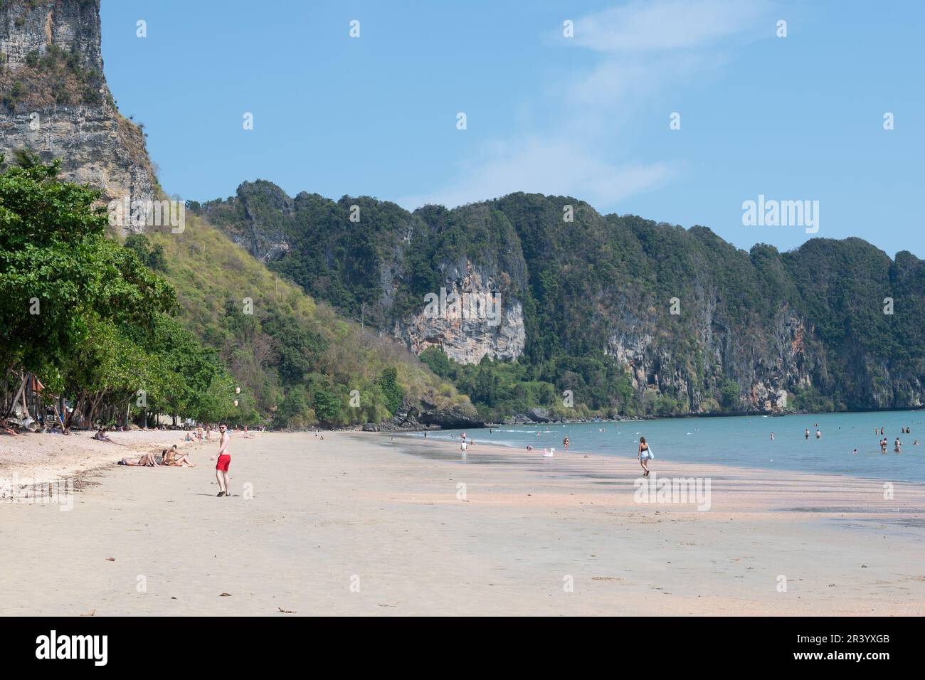 La spiaggia di Ao Nang e' il porto principale di Krabi con la famosa spiaggia di Railay a soli 15 minuti di distanza in barca dalla coda lunga Foto Stock