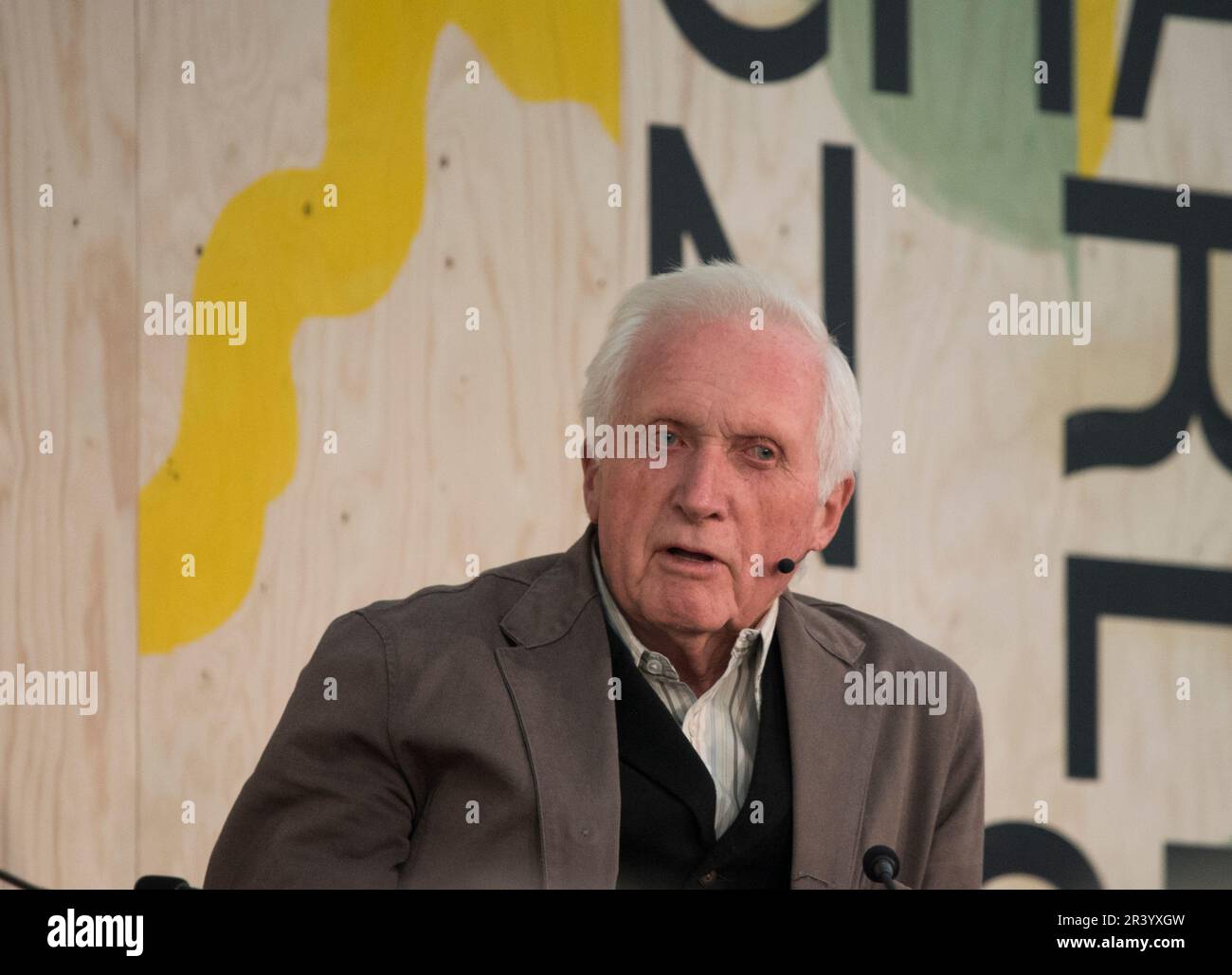 David Dimbleby, veterano della BBC trasmette un discorso al festival di Charleston chiamato 'Keep Talking: A Broadcasting Life' il titolo del suo memoro. Foto Stock