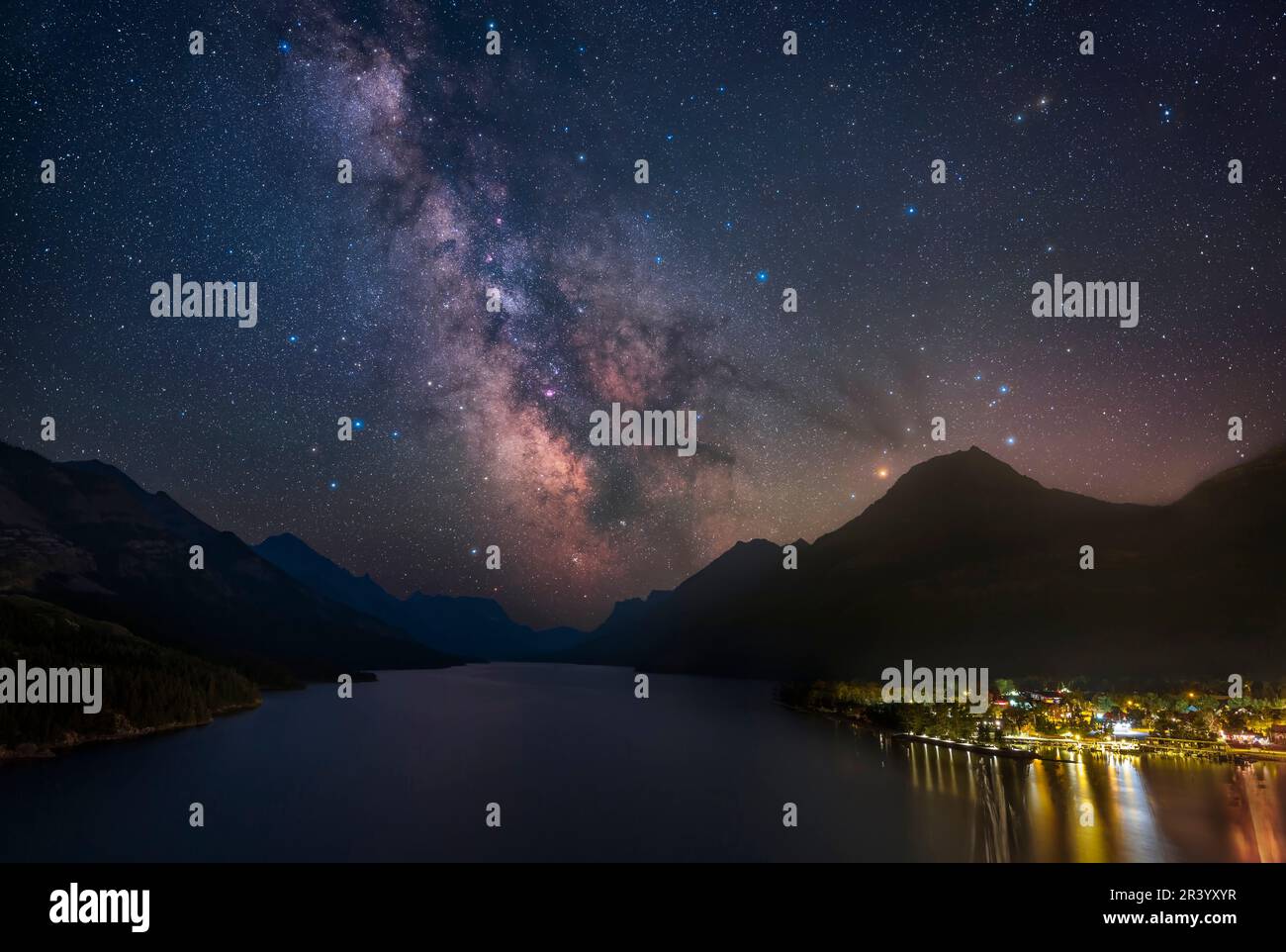 La Via Lattea estiva e la regione centrale galattica sul lago Upper Waterton ad Alberta, Canada. Foto Stock