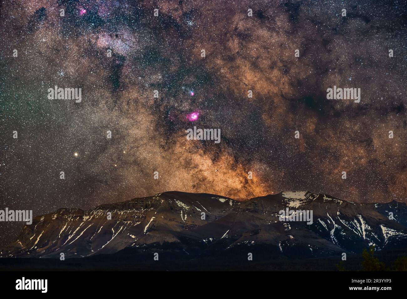 Il Galactic Center of Milky Way, che splende su Sofa Mountain nel Waterton Lakes National Park, Alberta, Canada. Foto Stock