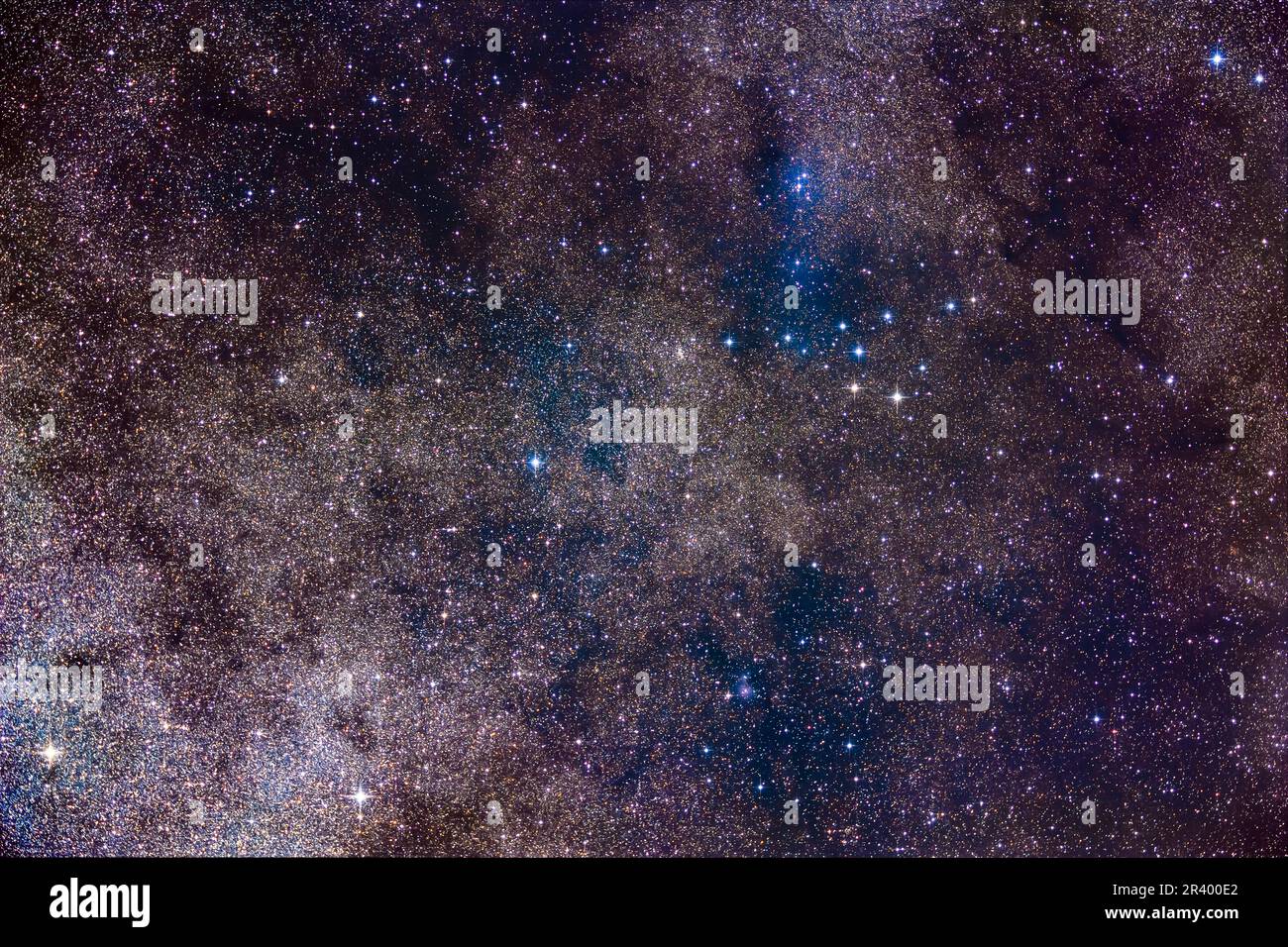 L'asterismo del Coathanger in Vulpecula con nebulosa a riflessione sopra e sotto. Foto Stock