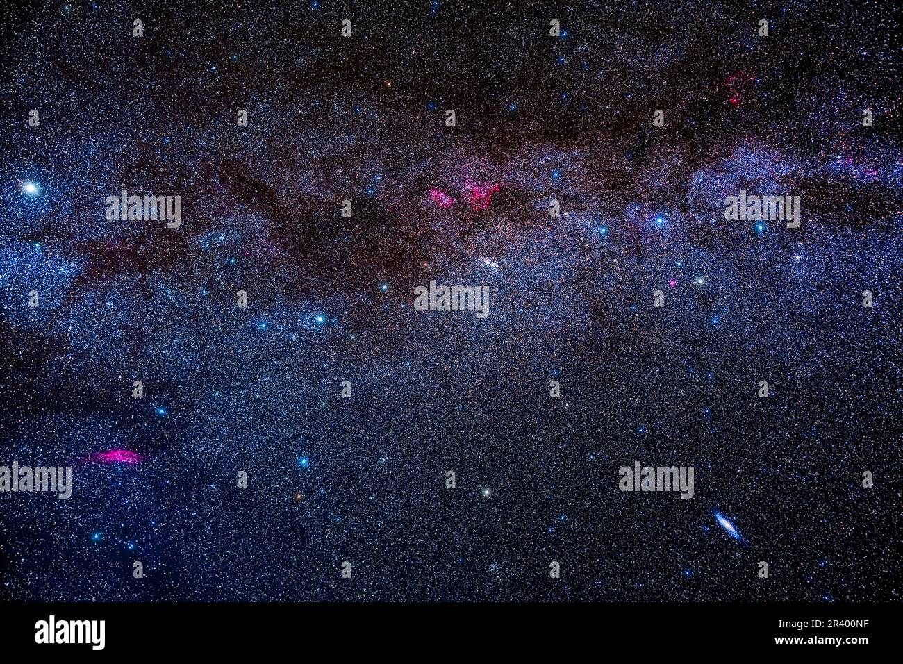 Sezione Cassiopeia e Perseus della Via Lattea, con diverse nebulose a emissione rosa. Foto Stock