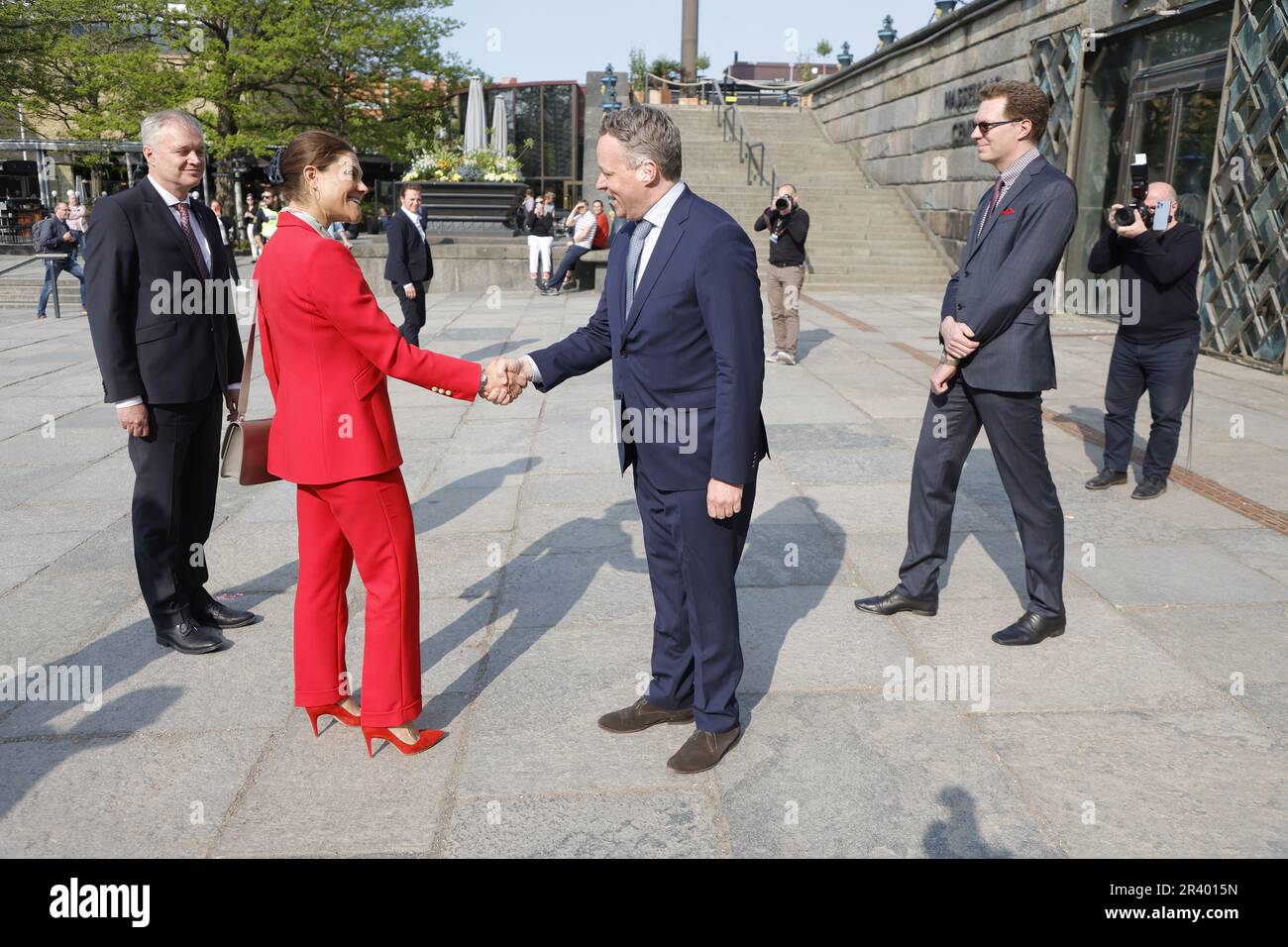 GOTEBORG 20230525 la principessa Vittoria della Corona e il governatore Sten Tolgfors (L) sono ricevuti dal direttore del museo Patrik Steorn (C) e dal leader della ricerca Kristoffer Arvidsson (R) al Museo d'Arte di Goteborg prima di una visita alla mostra giubilare del museo con i coloristi di Goteborg. Foto: Adam IHSE/TT/code 9200 Credit: TT News Agency/Alamy Live News Foto Stock