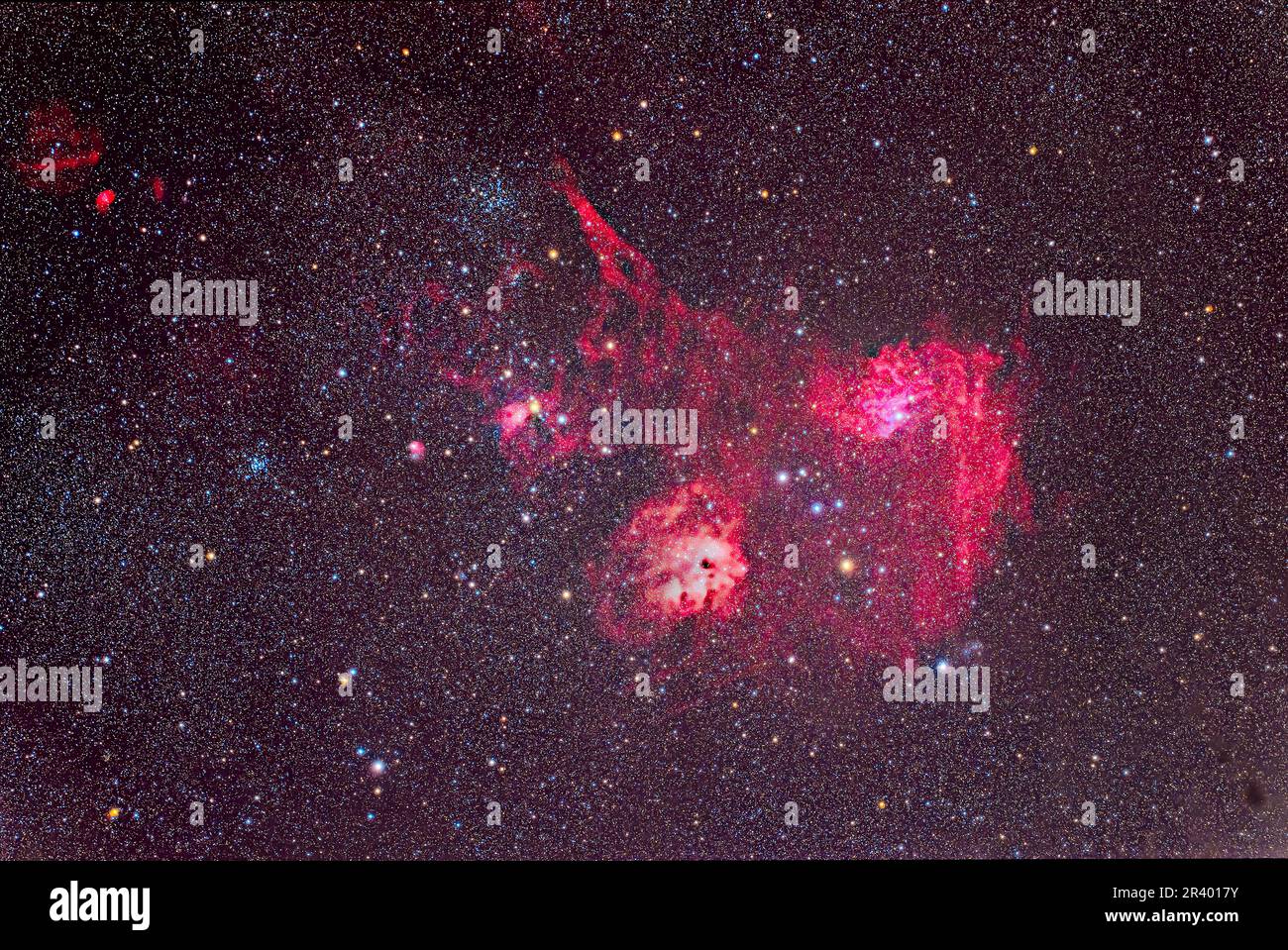 Le principali nebulose luminose in mezzo a gruppi di stelle nel centro di Auriga, il Carioteer. Foto Stock