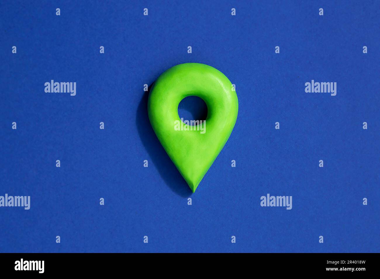 Simbolo verde della posizione del pin su sfondo blu, icona del pin GPS 3D, informazioni sulla posizione. Foto Stock