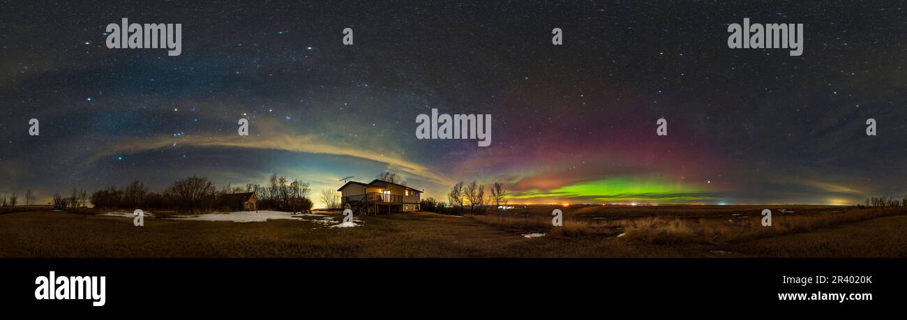 Un panorama a 360 gradi del tardo inverno e del cielo primaverile con un arco di aurora, Alberta meridionale, Canada. Foto Stock