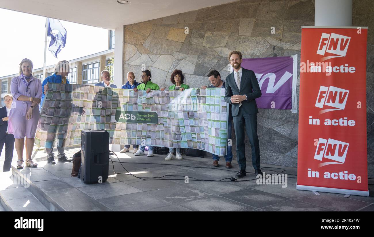 L'AIA - gli insegnanti delle scuole primarie e secondarie consegnano le firme al Ministro Dennis Wiersma (Istruzione). Vogliono che i salari siano aumentati. ANP LEX VAN LIESHOUT olanda - belgio fuori Foto Stock