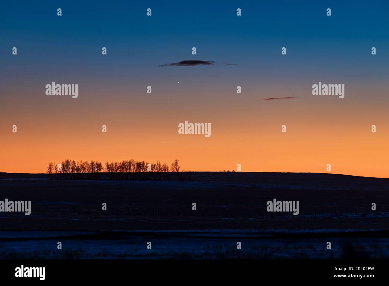 Il trio di Giove, Saturno e Mercurio al crepuscolo serale, Strathmore, Alberta, Canada. Foto Stock