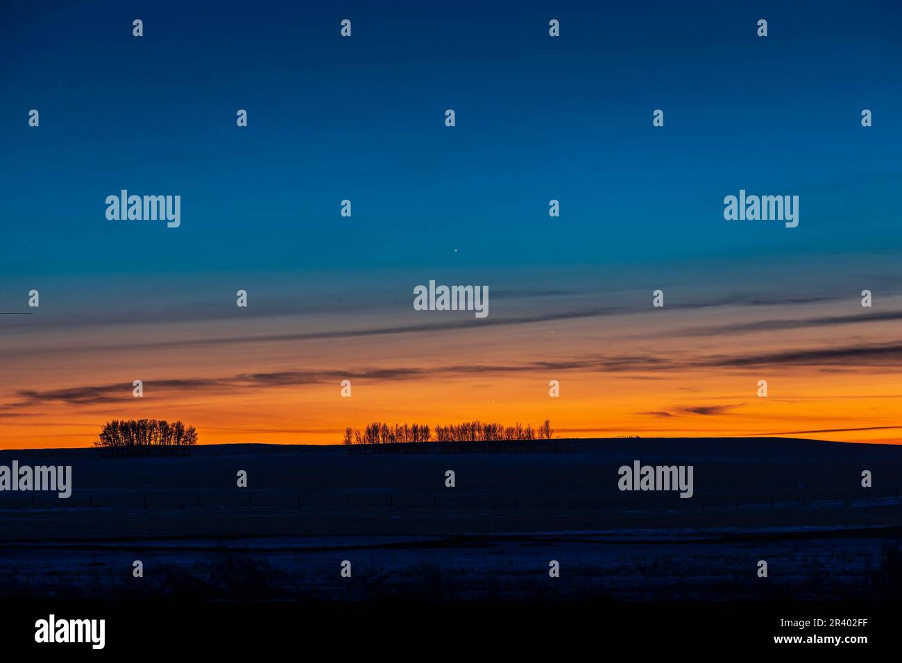 Il trio di Giove, Saturno e Mercurio al crepuscolo serale, Strathmore, Alberta, Canada. Foto Stock