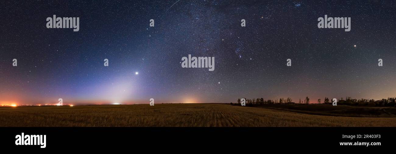 Panorama della luce zodiacale prima dell'alba, con Venere e Marte. Orion e le stelle invernali sono al centro. Foto Stock