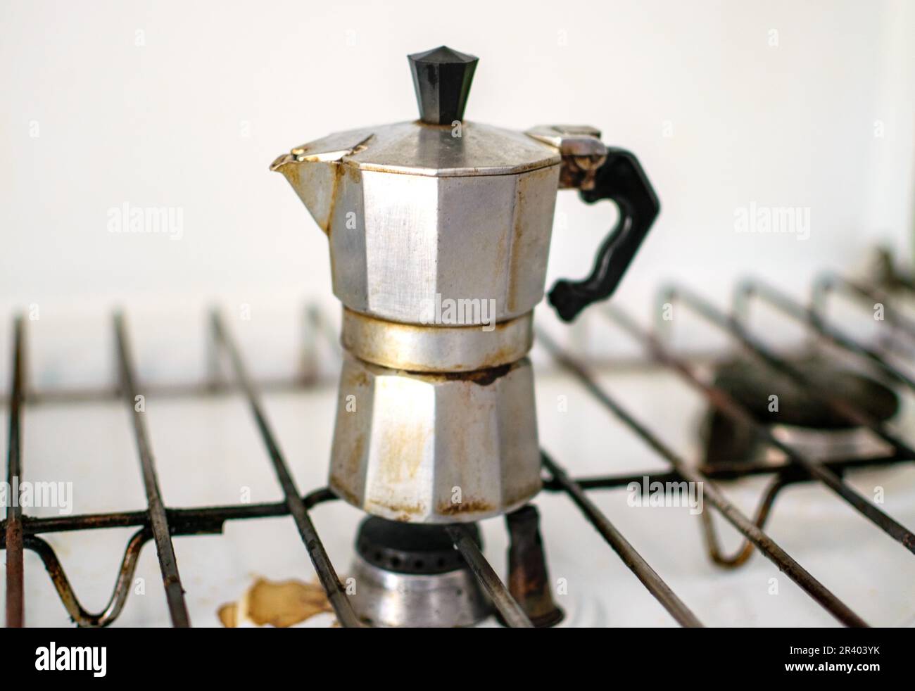 Immagine della caffettiera tradizionale in metallo Foto Stock