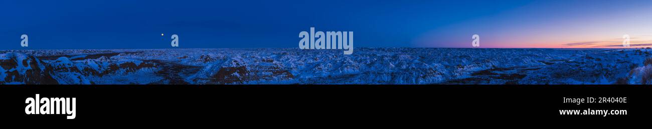 29 dicembre 2020 - Moonrise over Dinosaur Provincial Park, Alberta, Canada. Foto Stock