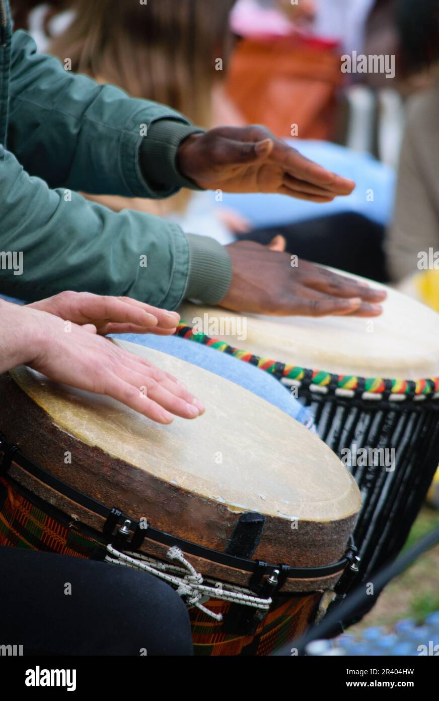 Mani batterista che giocano il tamburo etnico del djembe. Foto Stock