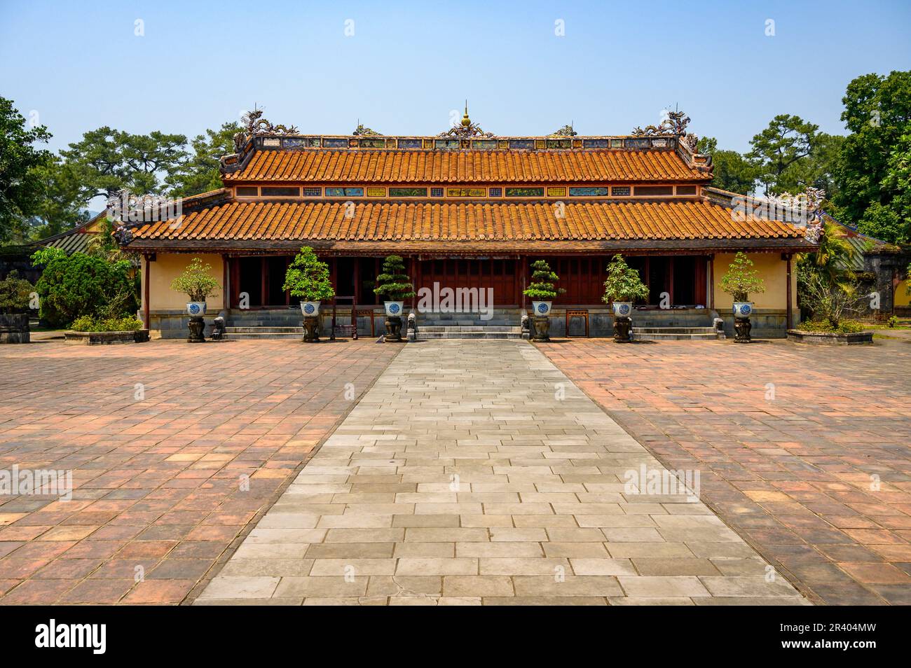 Cantò un tempio nel complesso della tomba di Minh Mang, il secondo imperatore della dinastia Nguyen, sul monte Cam KE (Hieu) al di fuori di Hue, Vietnam. Foto Stock