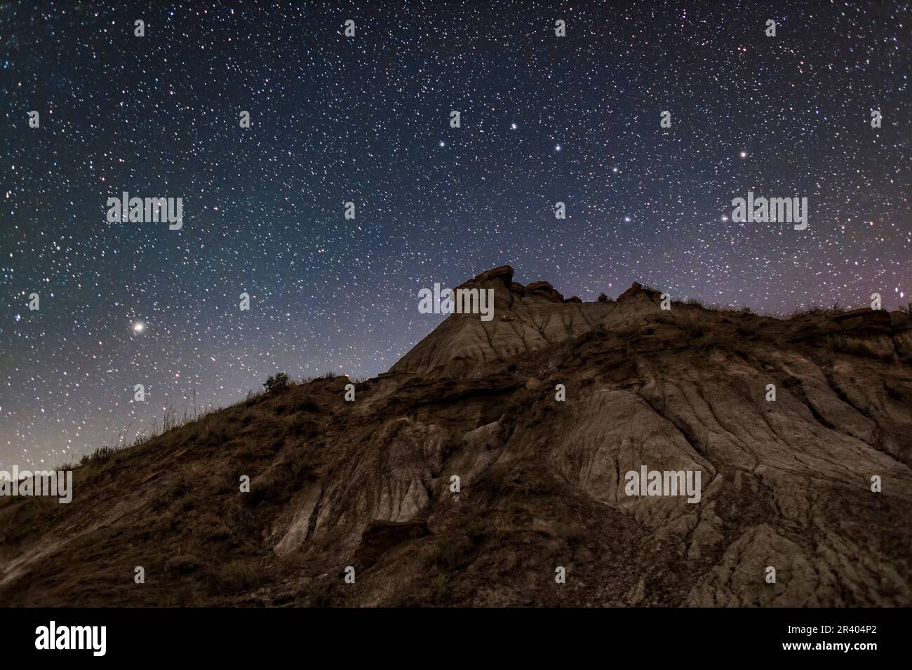 Il Big Dipper sulle formazioni di hoodoo al Dinosaur Provincial Park, Alberta, Canada. Foto Stock