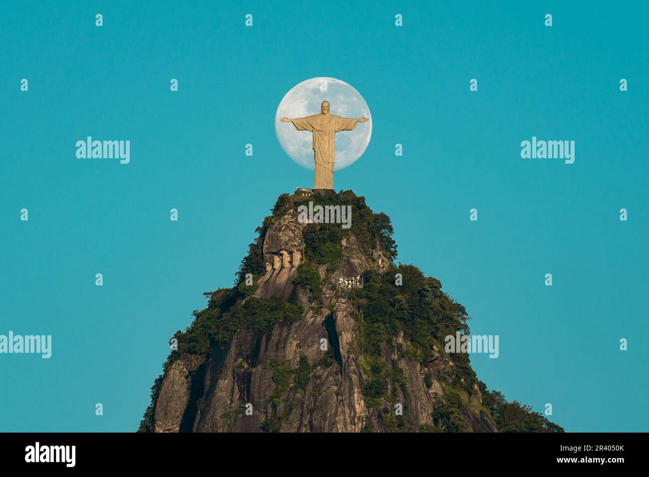 Momento unico con la Luna e Cristo Redentore, Rio de Janeiro, Brasile - Fotografia di Donatas Dabrovolskas Foto Stock