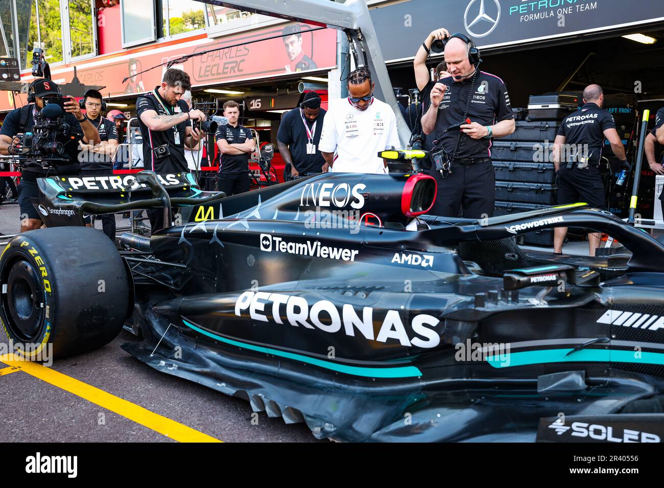 Monaco, Monaco. 25th maggio, 2023. HAMILTON Lewis (gbr), avendo dato un'occhiata alle nuove baccelli laterali della sua Mercedes AMG F1 Team W14, in garage, durante il Gran Premio di Formula 1 di Monaco 2023, 6th° round del Campionato del mondo di Formula uno 2023 dal 26 al 28 maggio 2023 sul circuito di Monaco, In Monaco - Foto Florent Gooden/DPPI Credit: DPPI Media/Alamy Live News Foto Stock