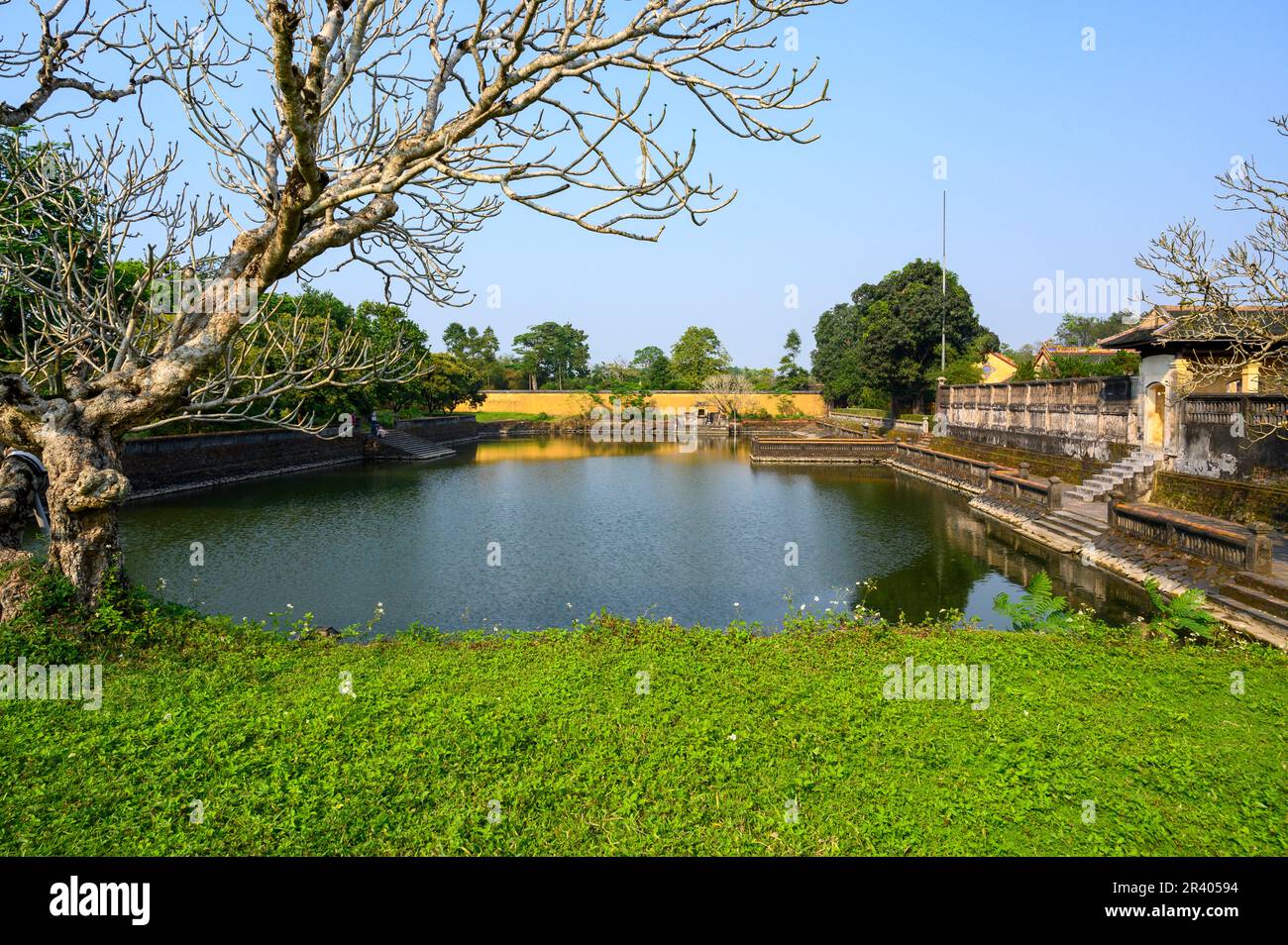 Uno stagno dal padiglione Thai Binh e il Giardino Thieu Phuong nella città imperiale, Cittadella di Hue, l'antica capitale del Vietnam. Foto Stock