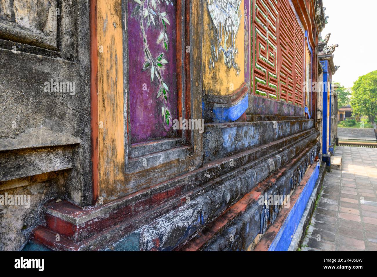 Dettagli su un muro nel Giardino di Thieu Phuong nella Città Imperiale, Cittadella di Hue, l'antica capitale del Vietnam. Foto Stock