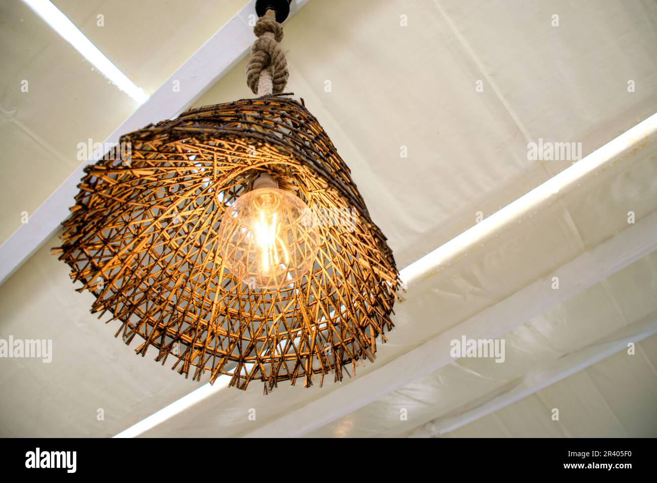 Primo piano della lampada da soffitto in legno all'esterno Foto Stock